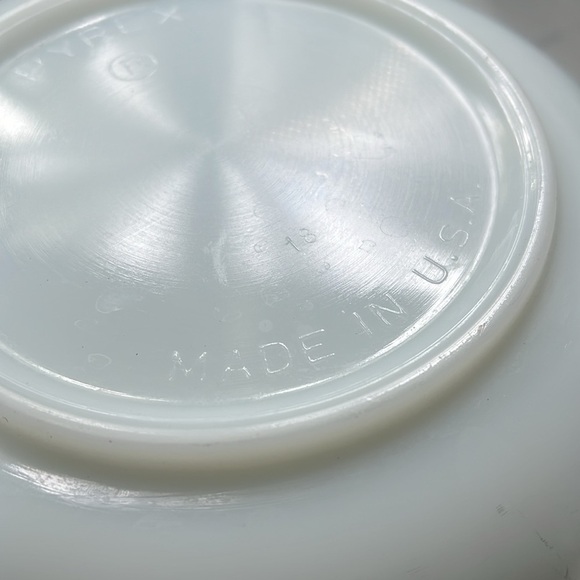 Pyrex 3Q 12 Cup White Made in USA Vintage Bowl - Picture 5 of 5